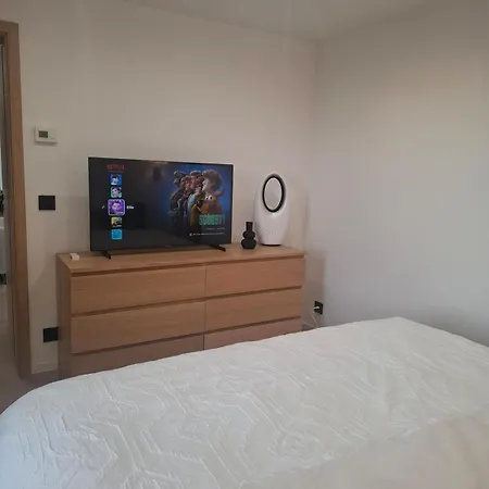 Vue Exceptionnelle Et Piscine Appartement